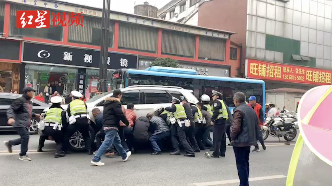 老大爷被卷车轮下 广汉警民合力抬车施救