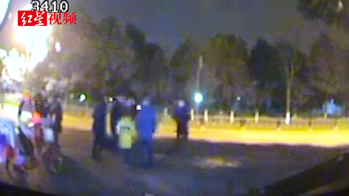 老汉夜晚醉卧主干道 公交车司机亮起应急灯 暖心守护