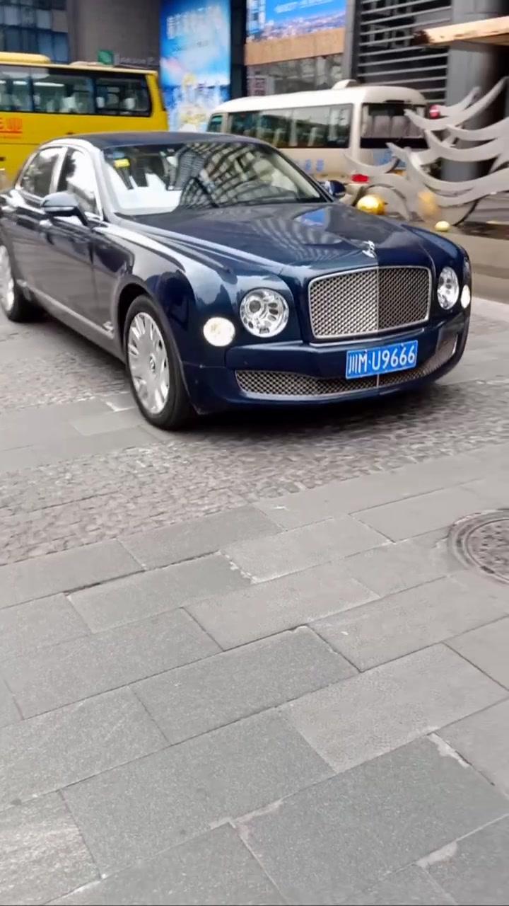 资阳大佬开价值600多万的宾利慕尚来聚会霸气十足！