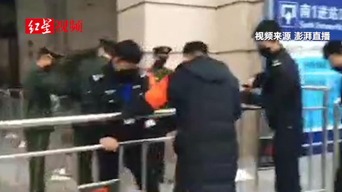 现场直击：上午10点 武汉汉口火车站离汉通道暂时关闭