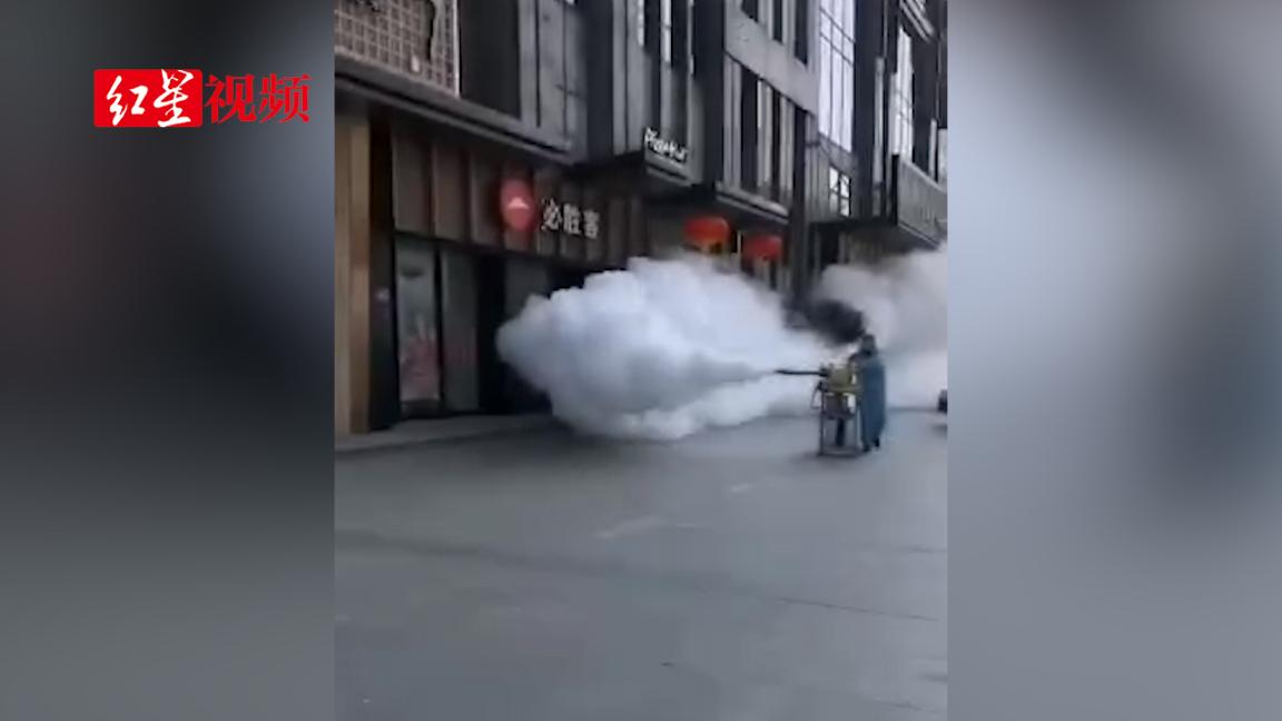 武汉开展全城消毒作业 雾炮车 洒水车沿街喷洒消毒