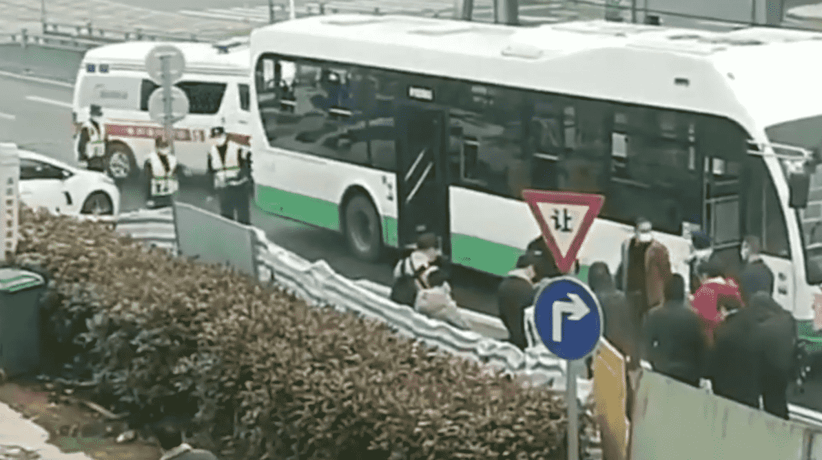 【湖北】武汉公交车一乘客体温38度引恐慌：系额温枪故障