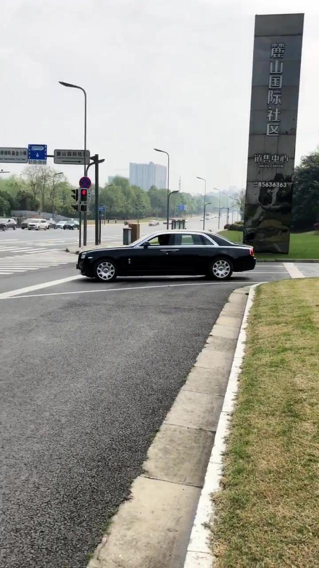 劳斯莱斯永远都是滑着走的#成都豪车#劳斯莱斯古思特