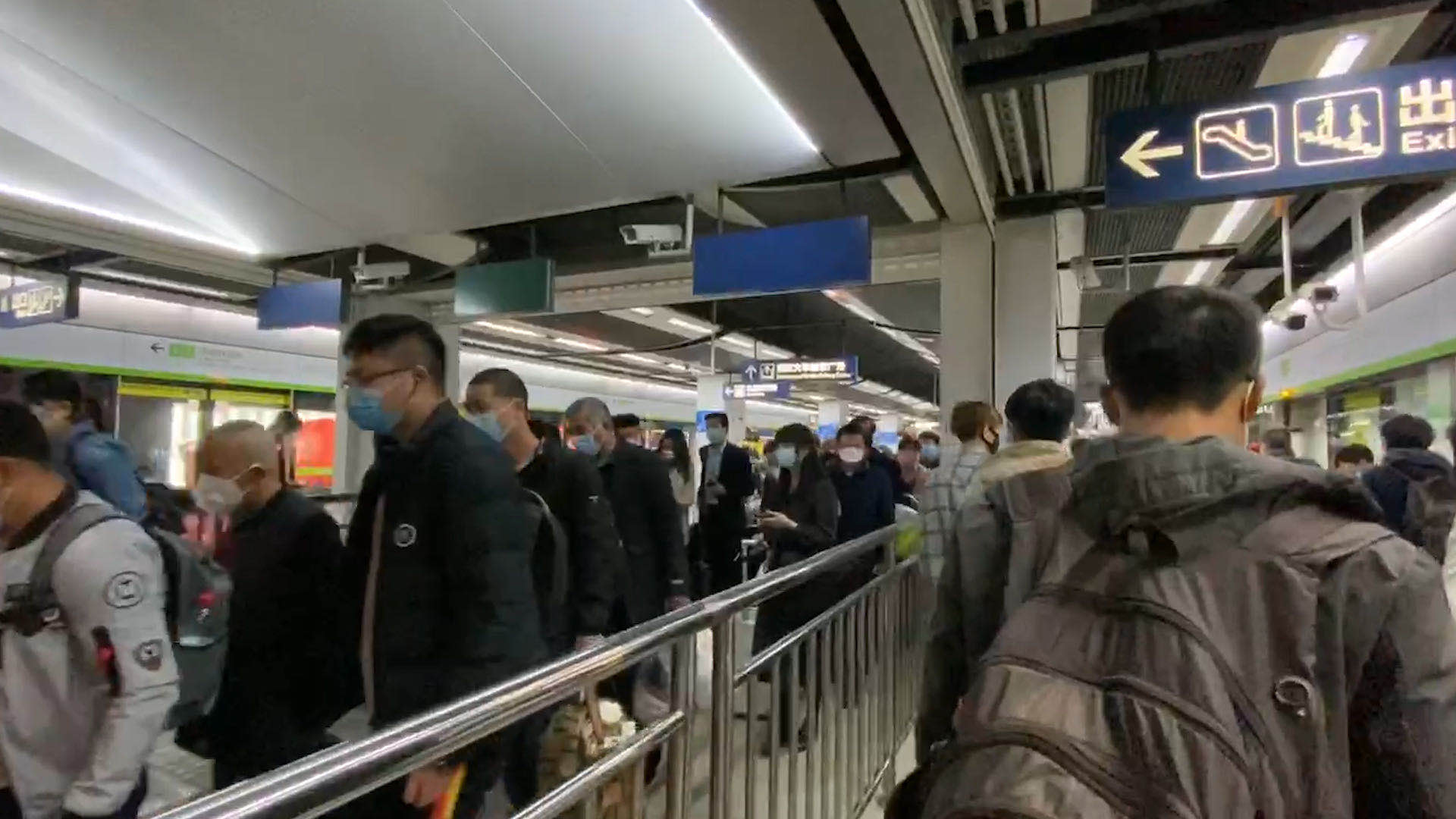 这一刻久等了！实拍武汉“解封”首日，赶火车的人