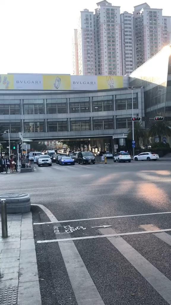深圳最帅法拉利812起步炸街，差点亲上前面的奔驰
