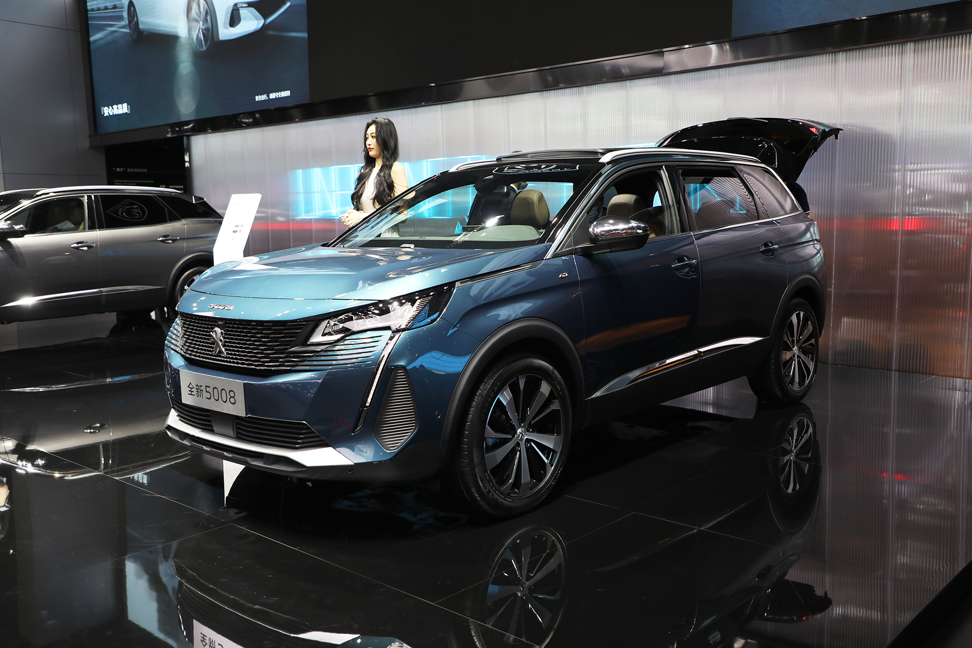 焕新盾形狮标，全新标致4008不到17万起售，揭秘上海车展标致展台