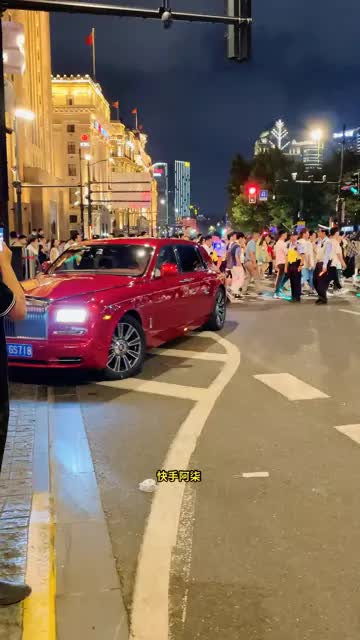 王校长坐订制幻影来外滩消费，气场太强了交警都忍不住投去羡慕的眼光#王思聪 #劳斯莱斯 #豪车街拍
