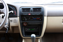 2010款郑州日产锐骐多功能商用车试驾