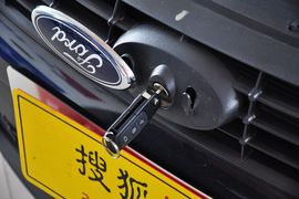 2012款福特福克斯三厢经典版1.8L手自一体时尚型