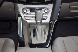2012款福特福克斯三厢1.6L手自一体尊贵型