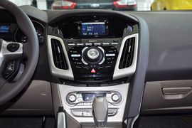 2012款福特福克斯三厢1.6L手自一体尊贵型