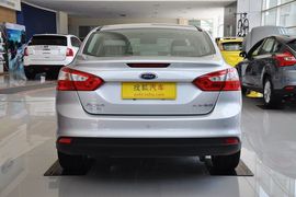 2012款福特福克斯三厢1.6L手自一体尊贵型