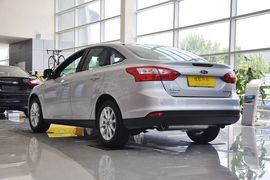 2012款福特福克斯三厢1.6L手自一体尊贵型