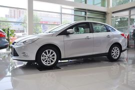 2012款福特福克斯三厢1.6L手自一体尊贵型