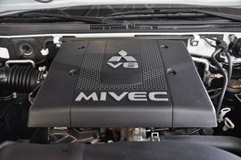 2012款三菱帕杰罗3.8L尊贵版