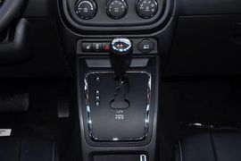 2013款Jeep指南者2.0L豪华版