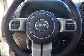 2013款Jeep指南者2.0L运动版到店实拍