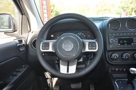 2013款Jeep指南者2.0L运动版到店实拍