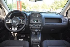 2013款Jeep指南者2.0L运动版到店实拍