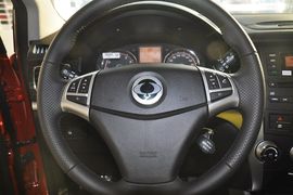 2013款双龙柯兰多2.0L汽油两驱自动精英型