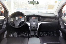 2013款双龙柯兰多2.0L汽油两驱自动精英型