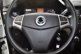 2013款双龙柯兰多2.0L手动两驱舒适版