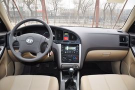 2011款现代伊兰特1.6L手动舒适天窗型到店实拍