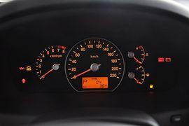 2011款起亚新佳乐2.0L 7座舒适版