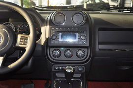 2013款Jeep指南者2.4L都市版