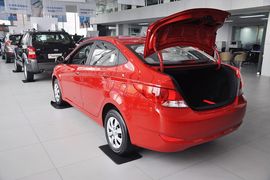 2010款现代瑞纳三厢1.4GS手动舒适型到店实拍