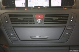 2008款C4毕加索内饰