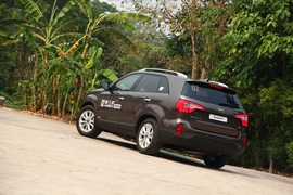 2013款起亚索兰托2.4GDI 7座汽油至尊UVO版试驾