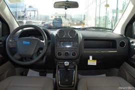 09款JEEP指南者内饰