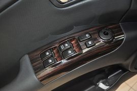 车门内部控制面板