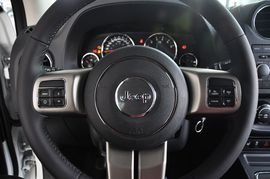 2013款Jeep指南者2.0L炫黑豪华版