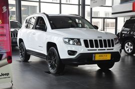 2013款Jeep指南者2.0L炫黑豪华版