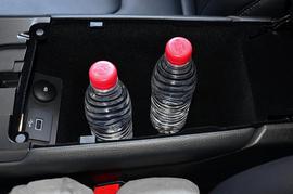 中央扶手箱空间