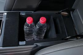 中央扶手箱空间