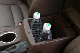 中央扶手箱空间