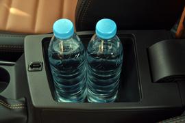 中央扶手箱空间