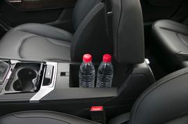 中央扶手箱空间