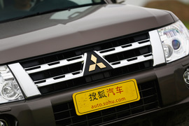 2014款三菱帕杰罗3.0L精英超越型试驾实拍