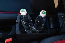 中央扶手箱空间