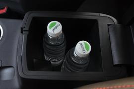 中央扶手箱空间