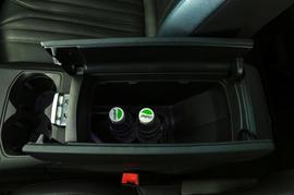 中央扶手箱空间