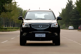 2013款双龙柯兰多自动豪华导航版实拍