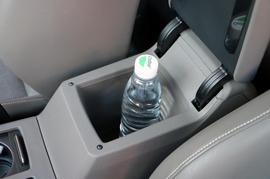 中央扶手箱空间