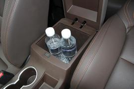 中央扶手箱空间