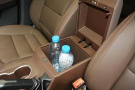 中央扶手箱空间