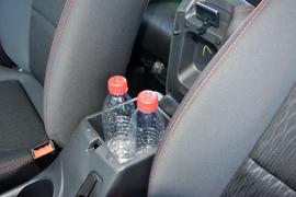 中央扶手箱空间